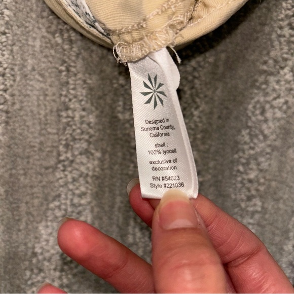 Athleta Women’s Khaki Cargo Shorts Sz 12 - Picture 4 of 4